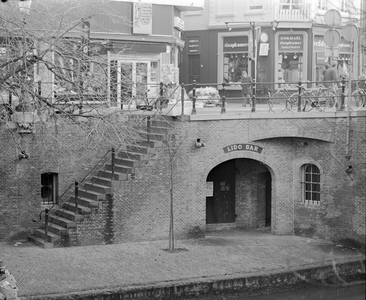 882253 Gezicht op de ingang van de Lido Bar (Oudegracht 136 aan de Werf) te Utrecht, met rechts de Bakkerbrug en op de ...